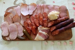 mesara-djumic-surduk-klica-zdravo-domace-hrana-meso-kvalitet-klanica-pecenje-svinjetina-junetina-slanina-polutke-mojabaza2