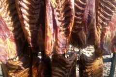 mesara-djumic-surduk-klica-zdravo-domace-hrana-meso-kvalitet-klanica-pecenje-svinjetina-junetina-slanina-polutke-rebra-mojabaza