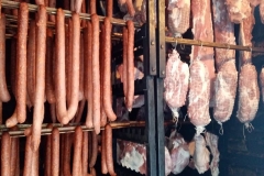 mesara-djumic-surduk-klica-zdravo-domace-hrana-meso-kvalitet-klanica-pecenje-svinjetina-junetina-slanina-polutke-rebra-mojabaza106