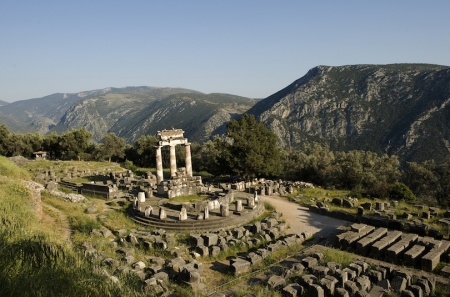 10-najlepših-mesta-grcka-destinacije-leto-odmor-opustanje-mojabaza-prorociste delfi